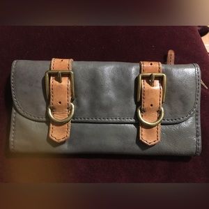 Fossil wallet beautiful style with lots space great condition
